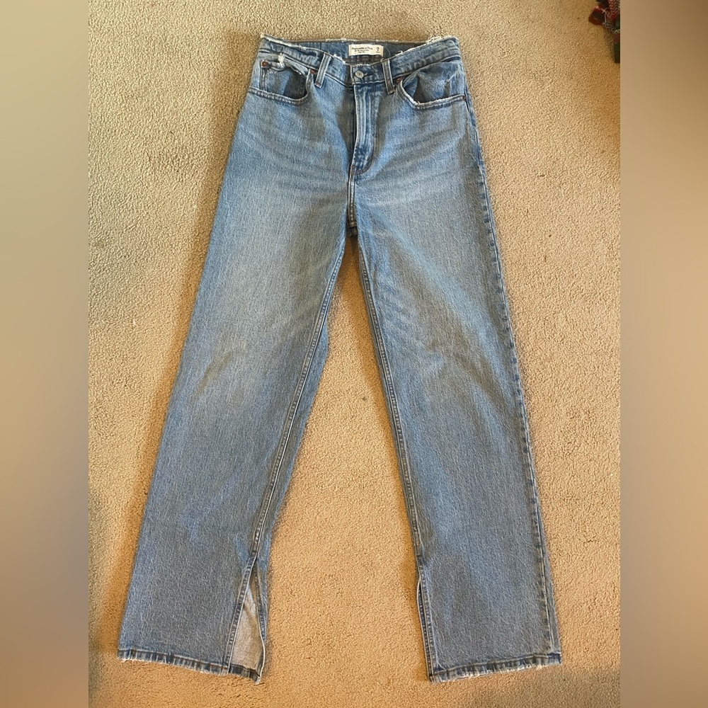 Abercrombie “High Rise 90’s Relaxed Jean” Size 28 Long